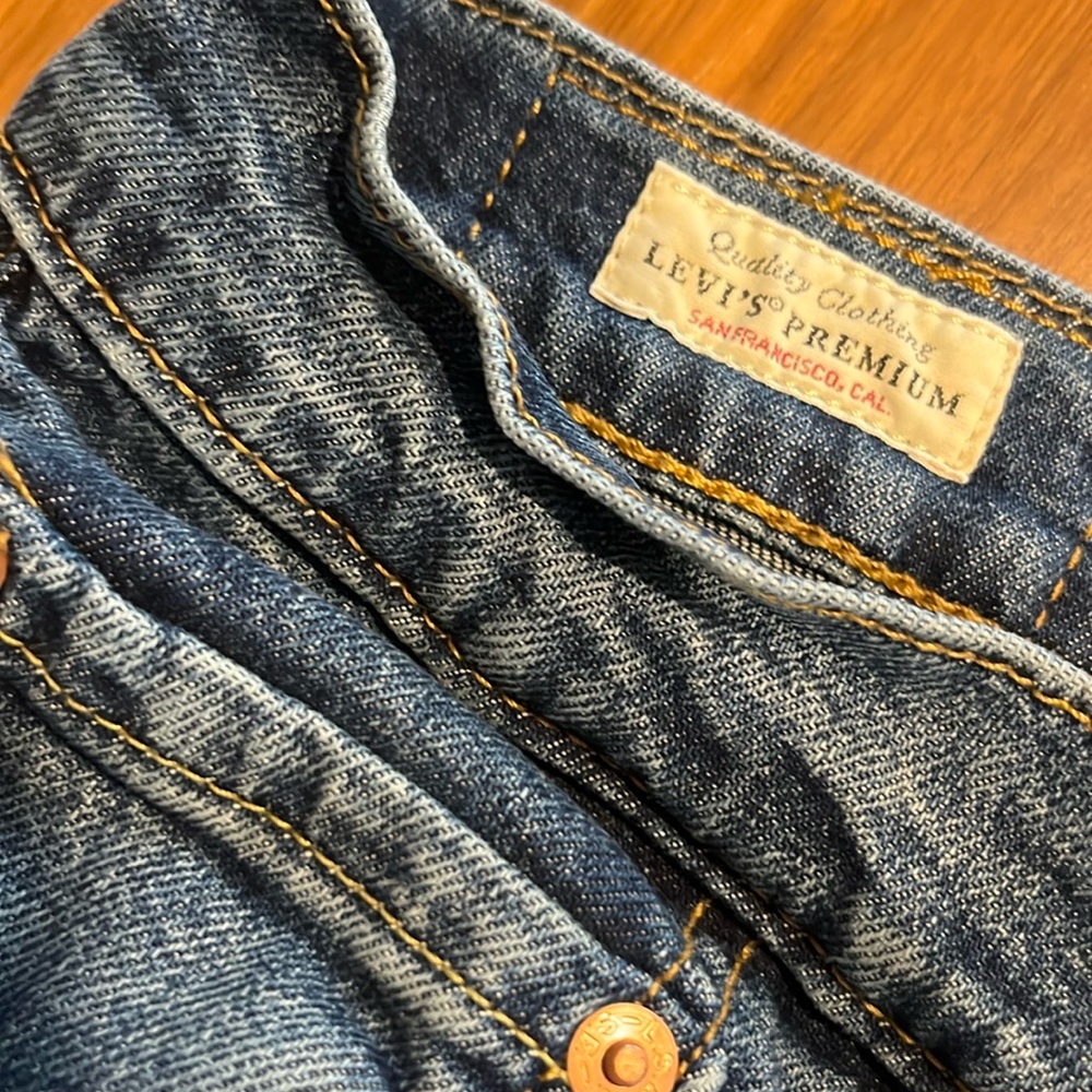 Men Levi’s blue jeans new never used 541 W33L34